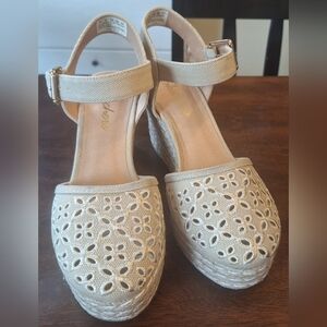 Euc Skechers Beige Wedge Sandals